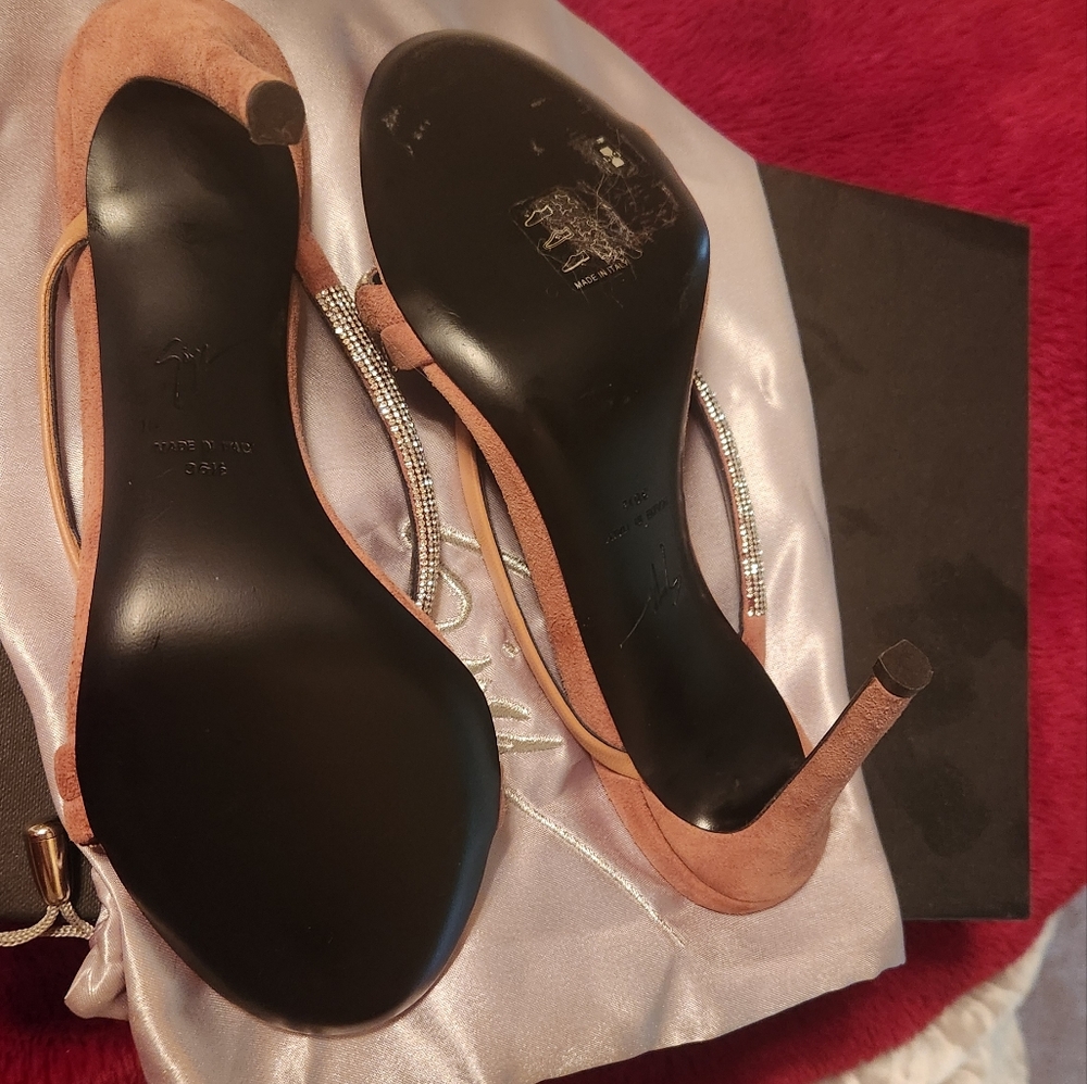 Heels - Picture 4 of 4
